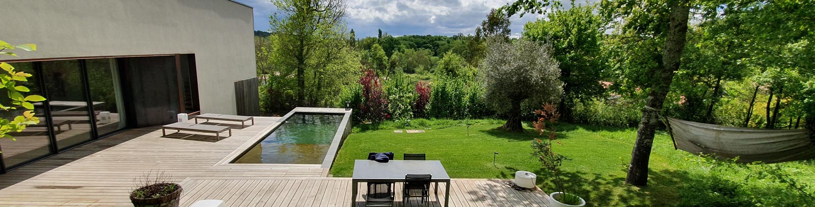 Terrasse en bois avec piscine sur un terrain en pente réalisée par Créateck Paysage