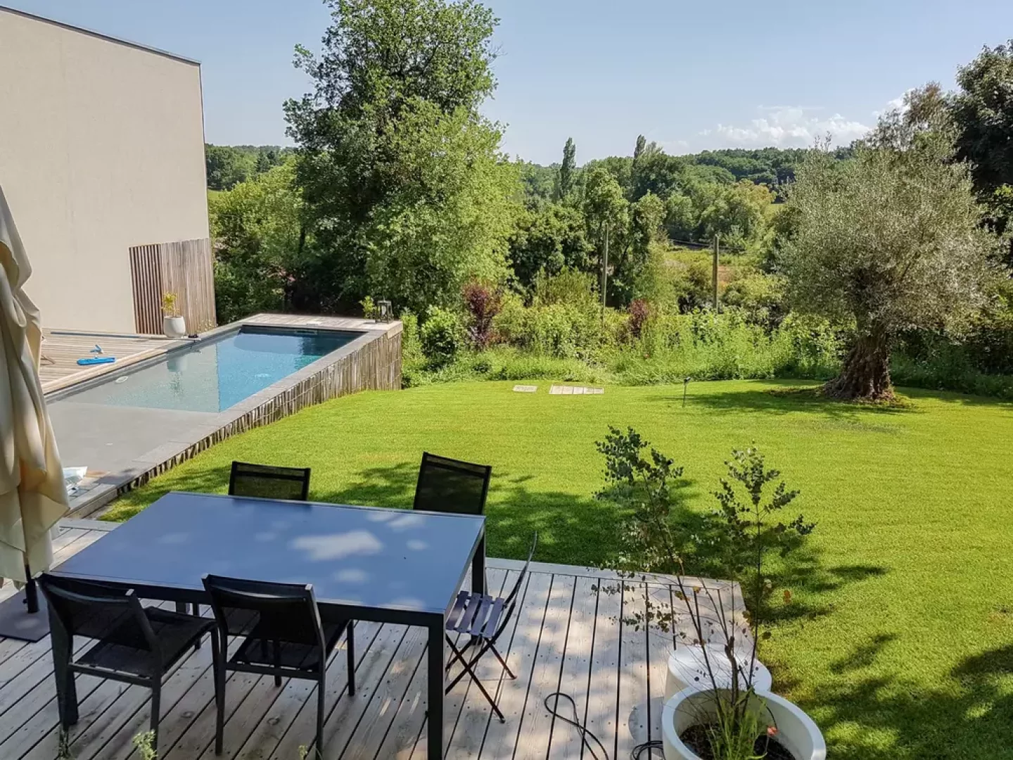 jardin en pente : terrasse et piscine