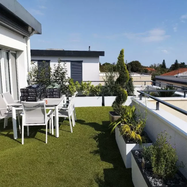 Mise en place et plantation de jardinires blanches sur un toit terrasse