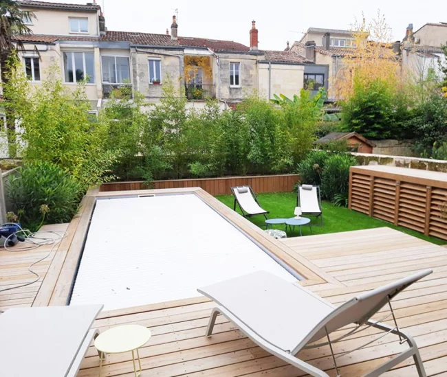 Terrasse bois autour d'une piscine et ralisation de jardinires