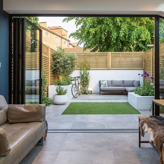 Photo d'un aménagement d'une petite terrasse, style jardin de ville.