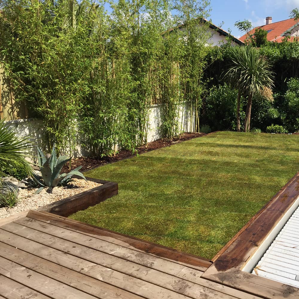 Aménagement de jardin avec la pose de gazon en plaque