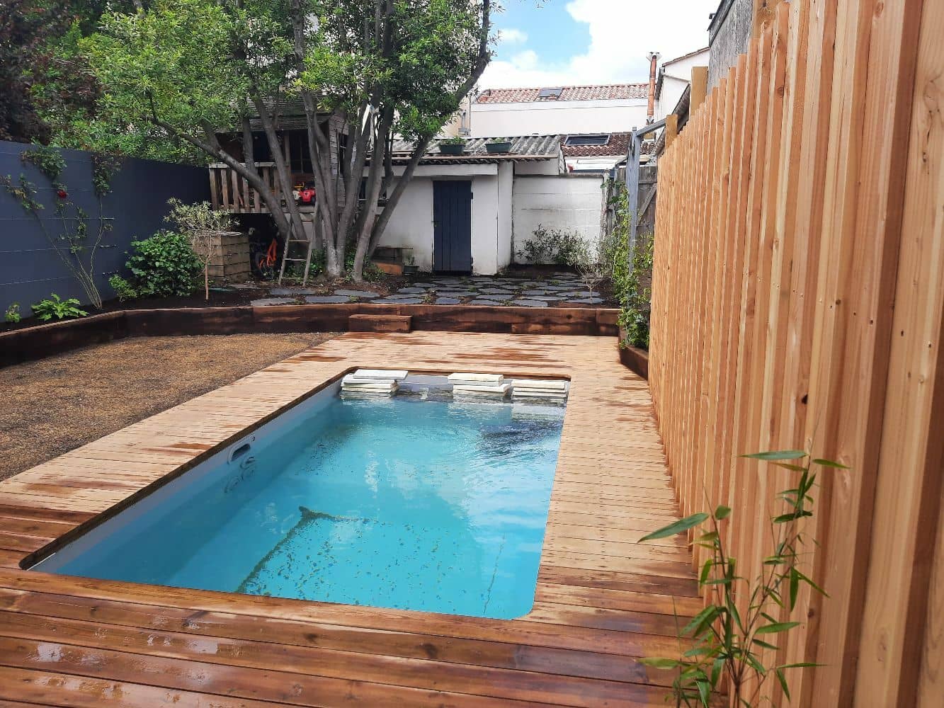 Aménagement d'un jardin de ville avec piscine par notre paysagiste au Haillan