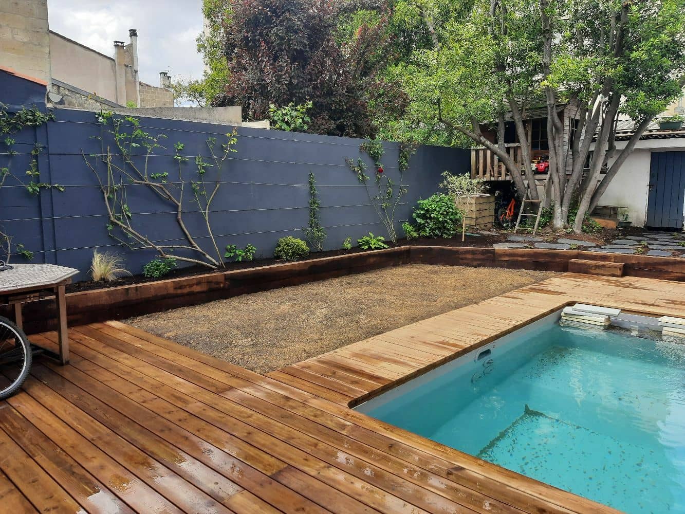 Aménagement et végétalisation d'un jardin avec piscine