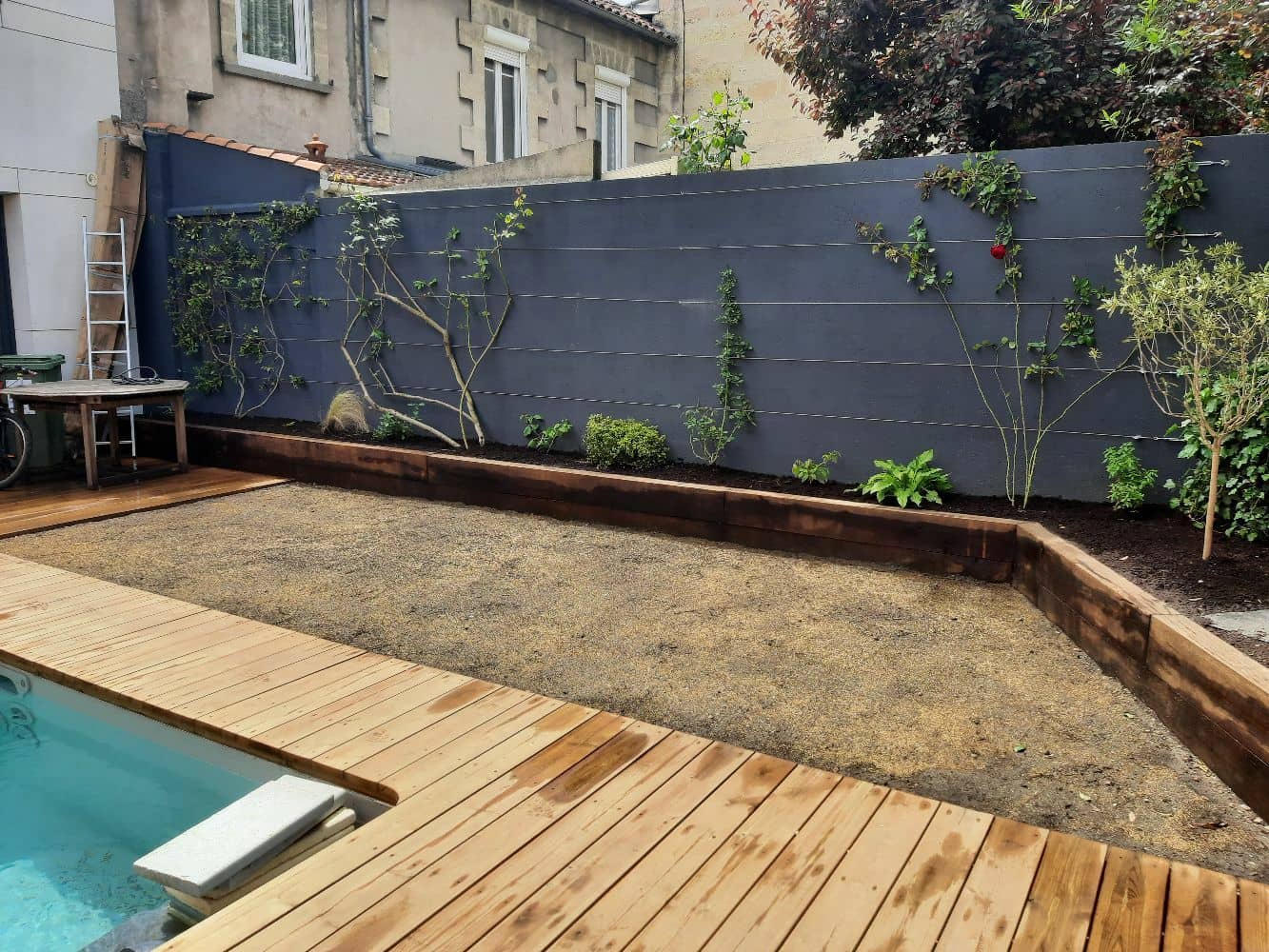 Aménagement et végétalisation d'un jardin avec piscine