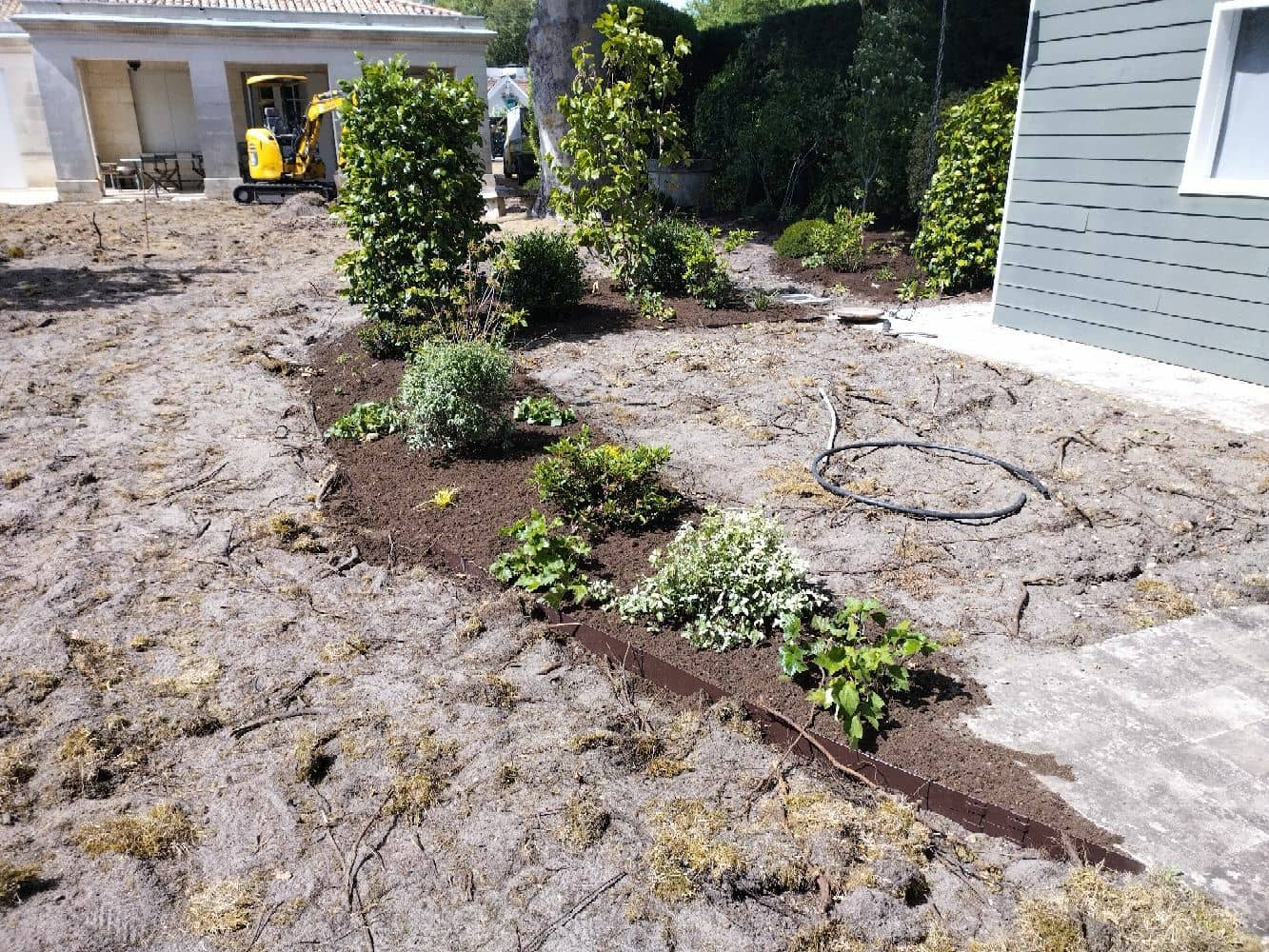 Photo durant les travaux d'aménagement d'un massif près de la maison secondaire