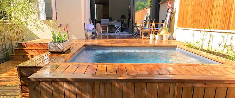 Photo d'un jardin aménagé avec piscine et terrasse en bois