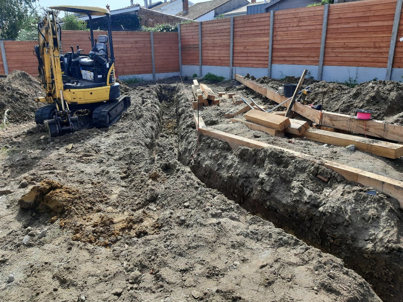 Réalisation d'une tranchée pour améliorer le drainage du jardin. 