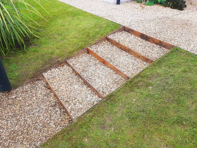 Réalisation d'un escalier en bordure en acier et en gravier