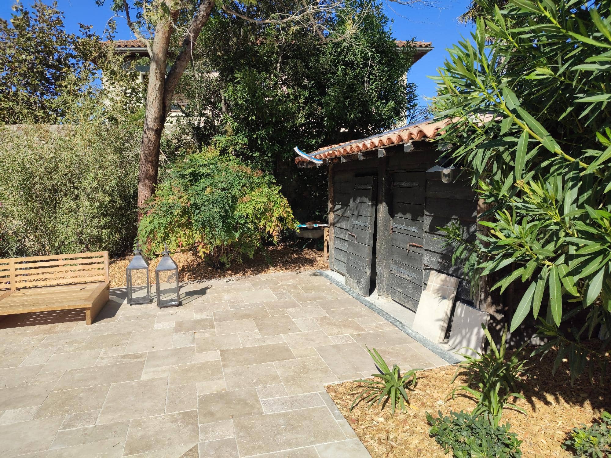 Cabane de jardin entouré par un aménagement paysagé réalisé par notre paysagiste à Eysines