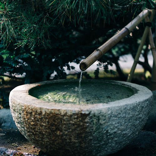 Fontaine à eau en pierre très présent dans les jardins japonais