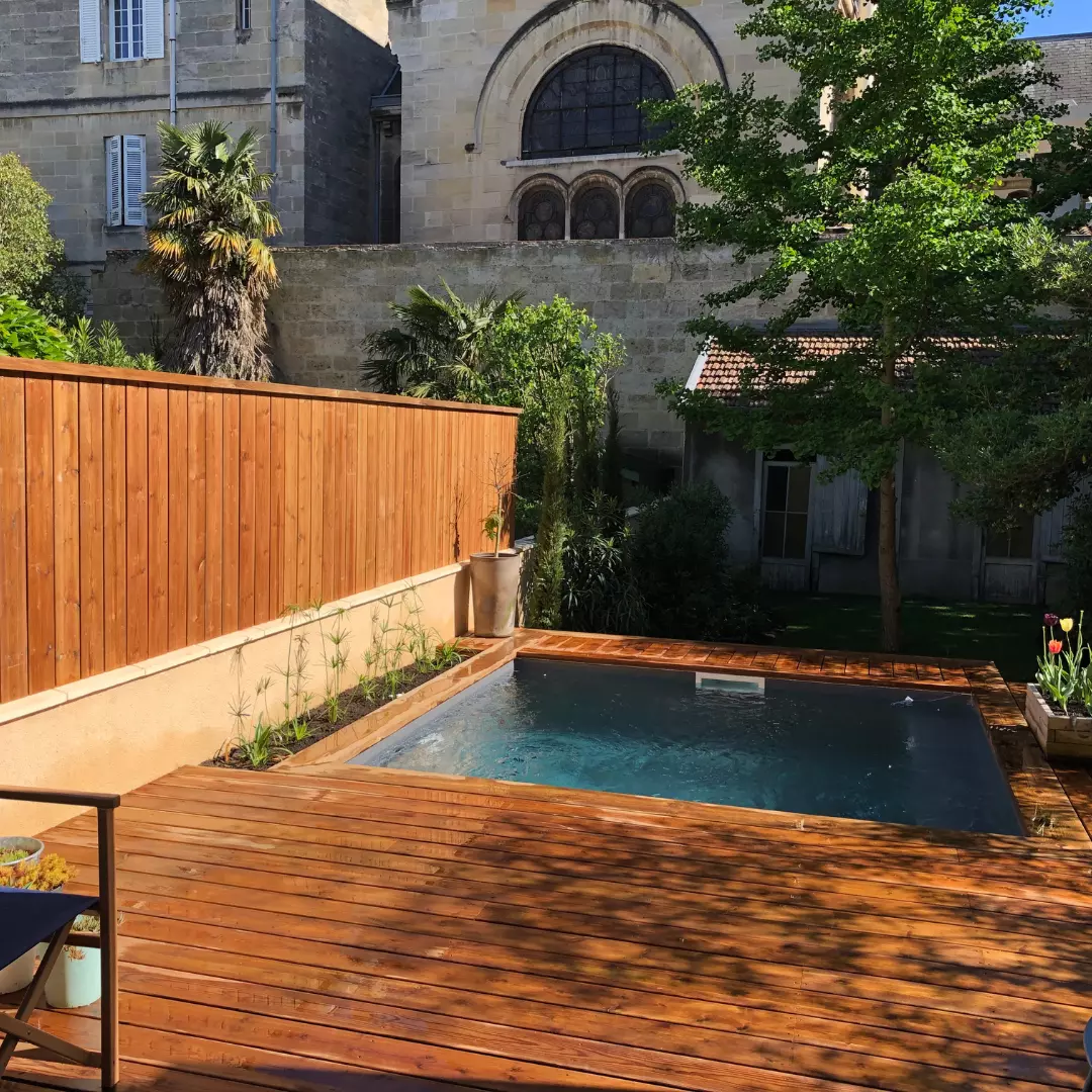 Terrasse bois avec piscine dans un jardin d'échoppe Bordeaux