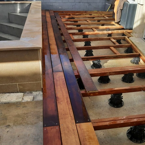 Aménagement d'une terrasse en bois à Bordeaux (bois exotique sur plots)