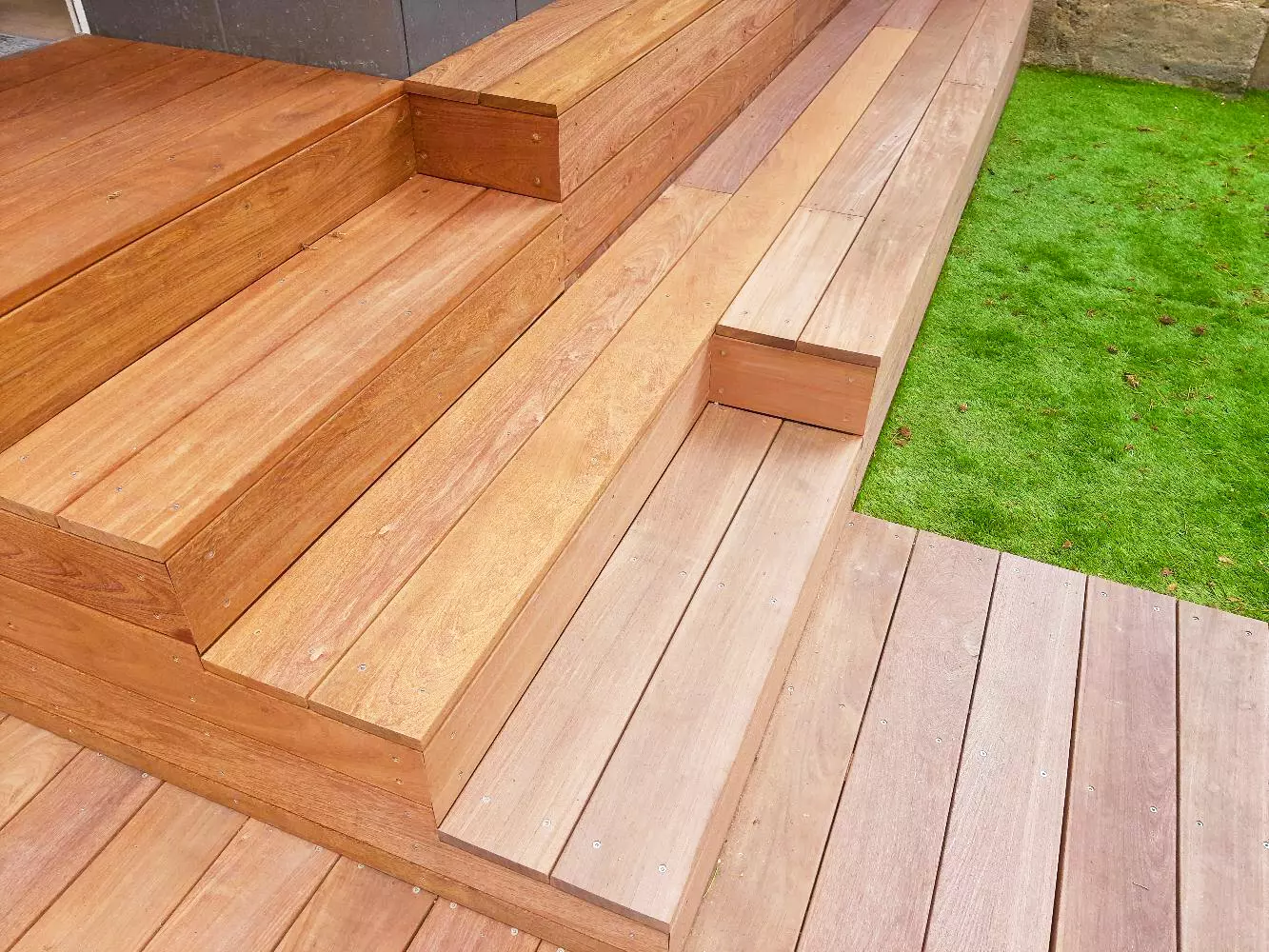 Terrasse en bois exotique avec un escalier réalisé en lamelle de terrasse bois