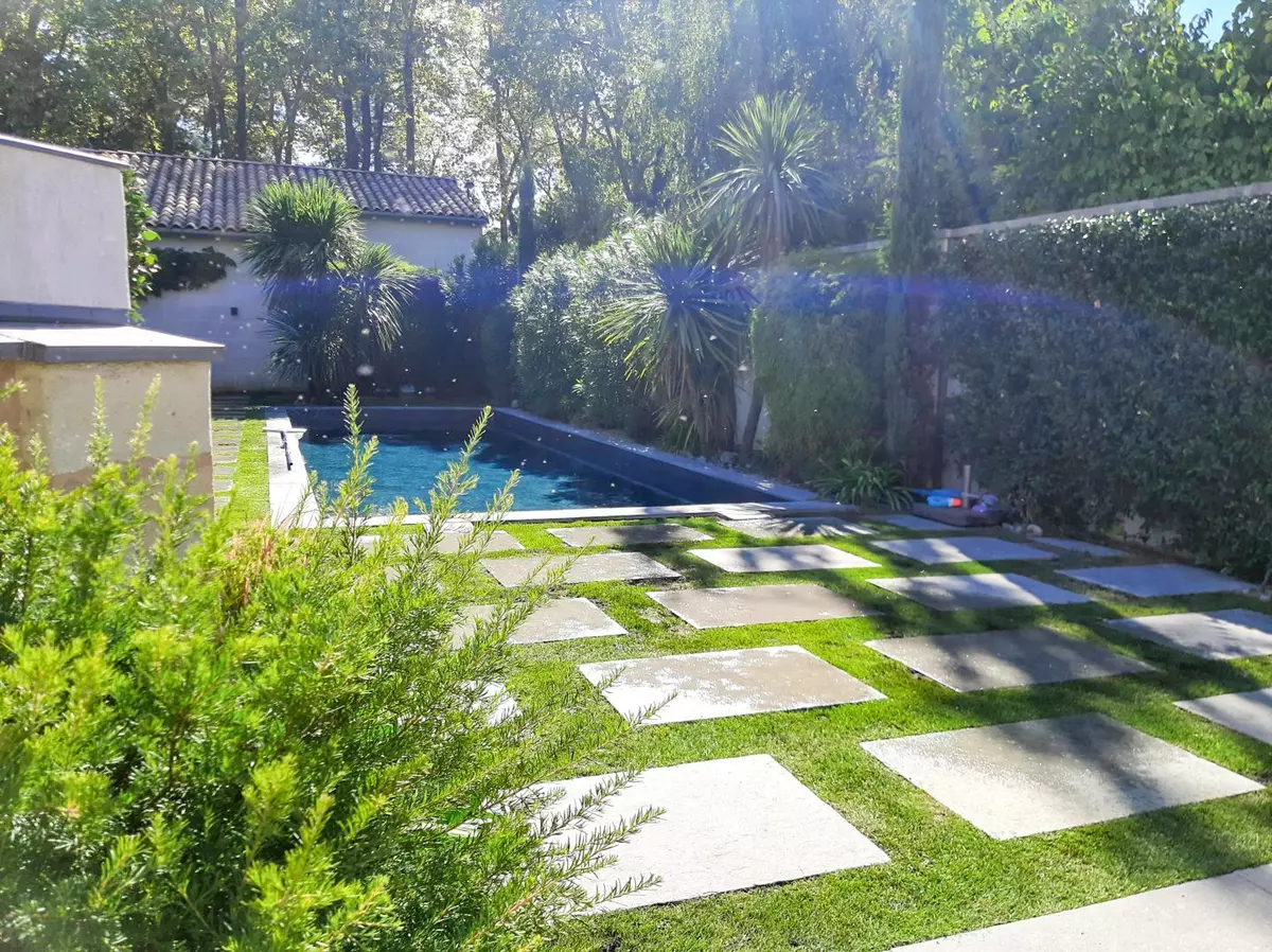 Jardin avec piscine aménagé à Bordeaux par notre paysagiste