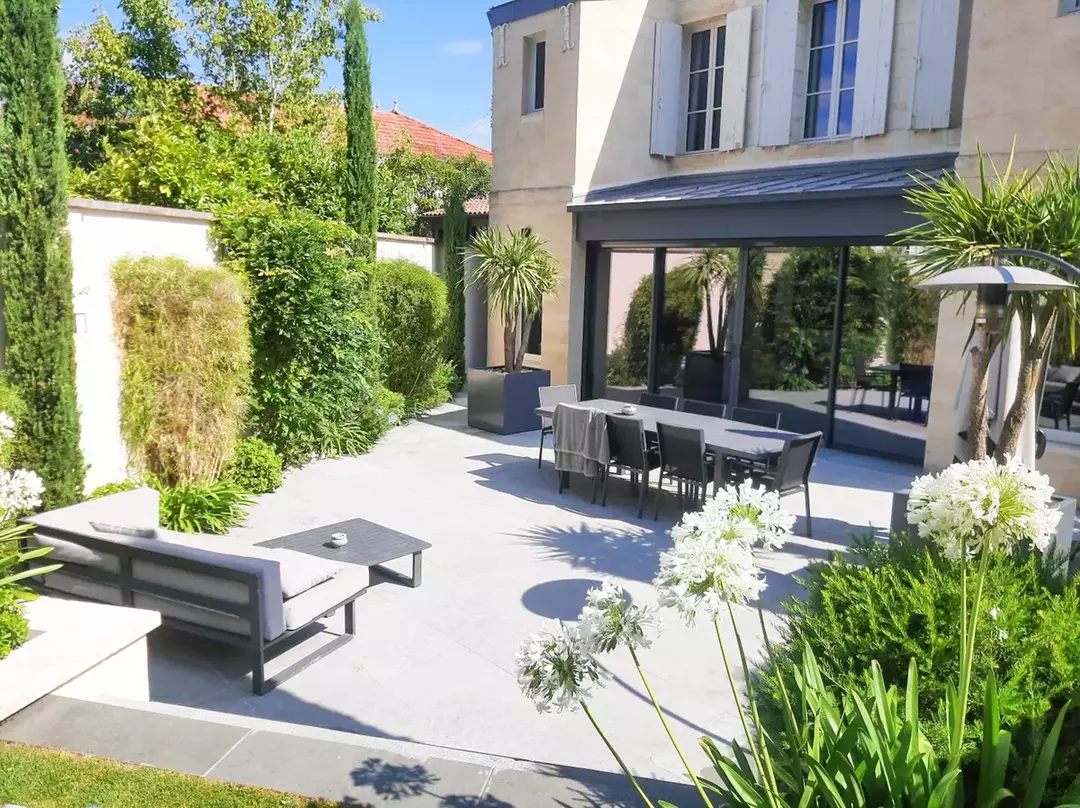Aménagement de jardin à Bordeaux avec terrasse et plantation de végétaux