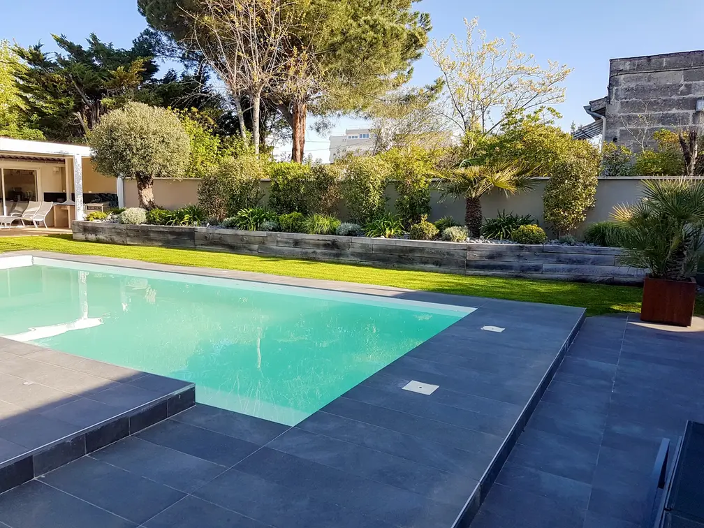 Aménagement de jardin avec piscine et la création de massif par notre architecte paysagiste à Mérignac