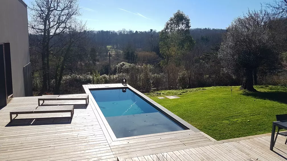 Terrasse bois avec piscine réalisé par notre paysagiste en Gironde