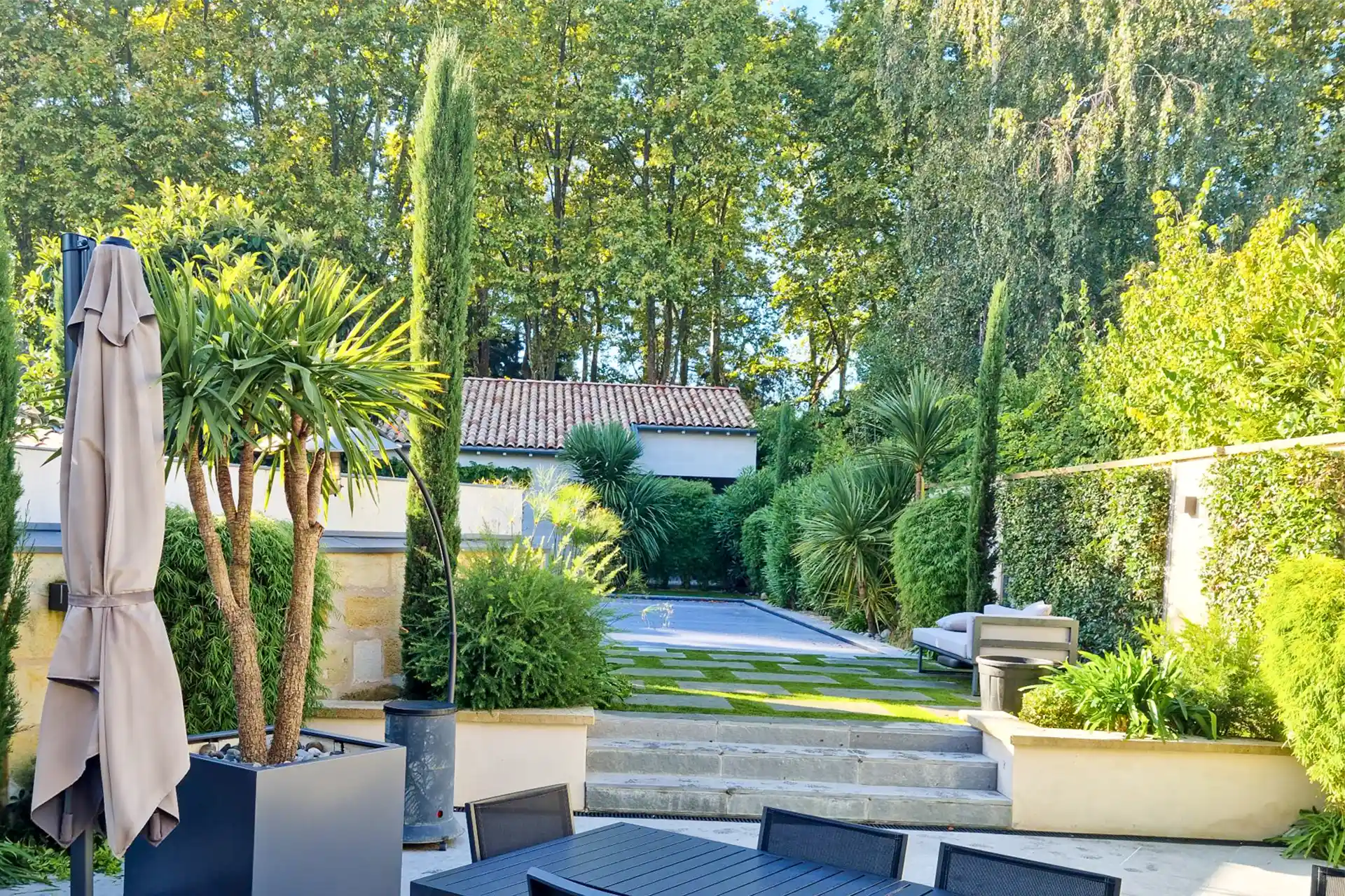 Paysagiste Bordeaux - Aménagement d'un jardin avec piscine à Bordeaux, avec la pose de dalles, de gazon en plaque, la plantation de végétaux. 