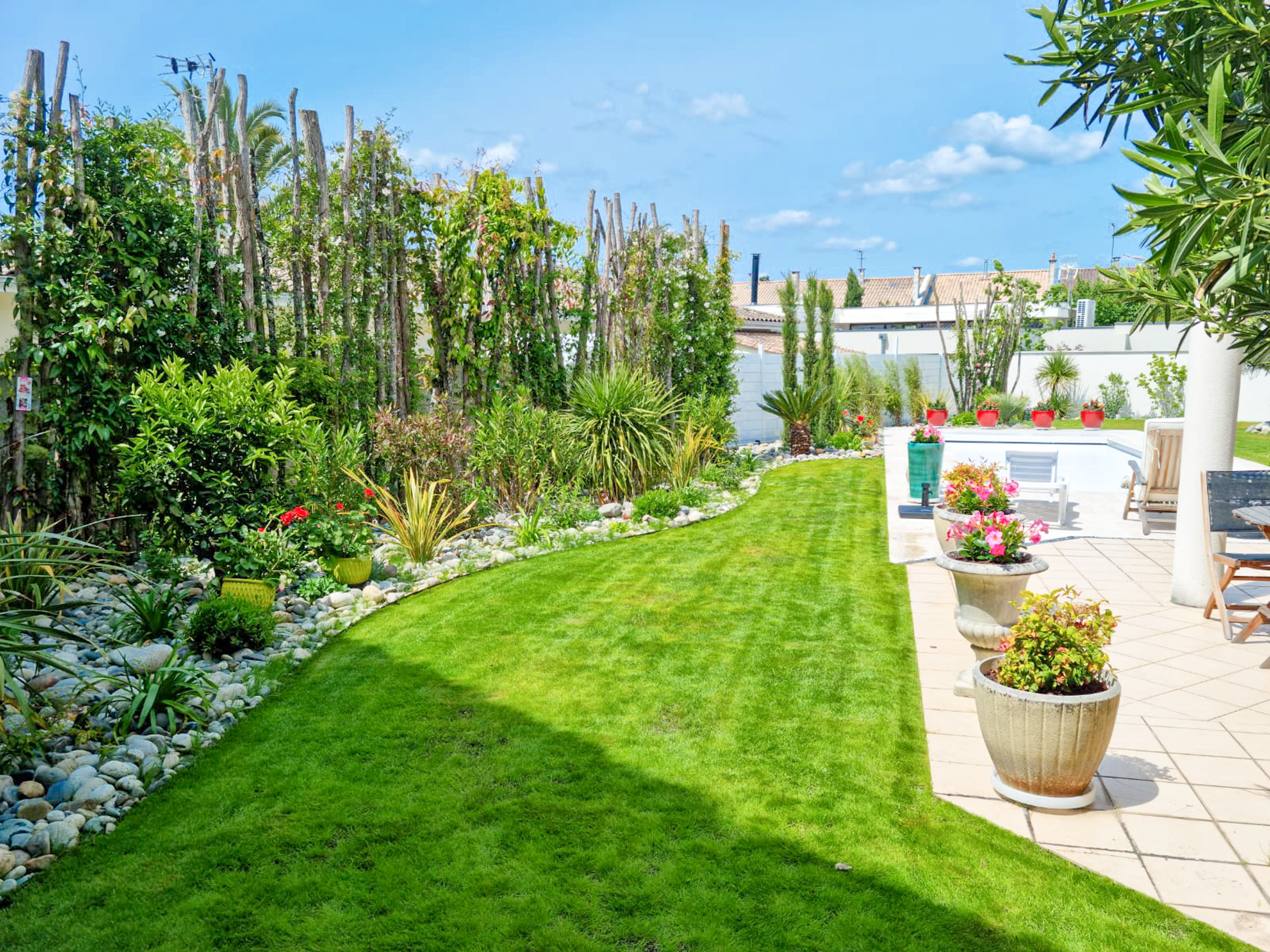 Jardin méditerranéen réalisé par notre architecte paysagiste et comportant des massifs rocailleux et autres plantes exotiques. 