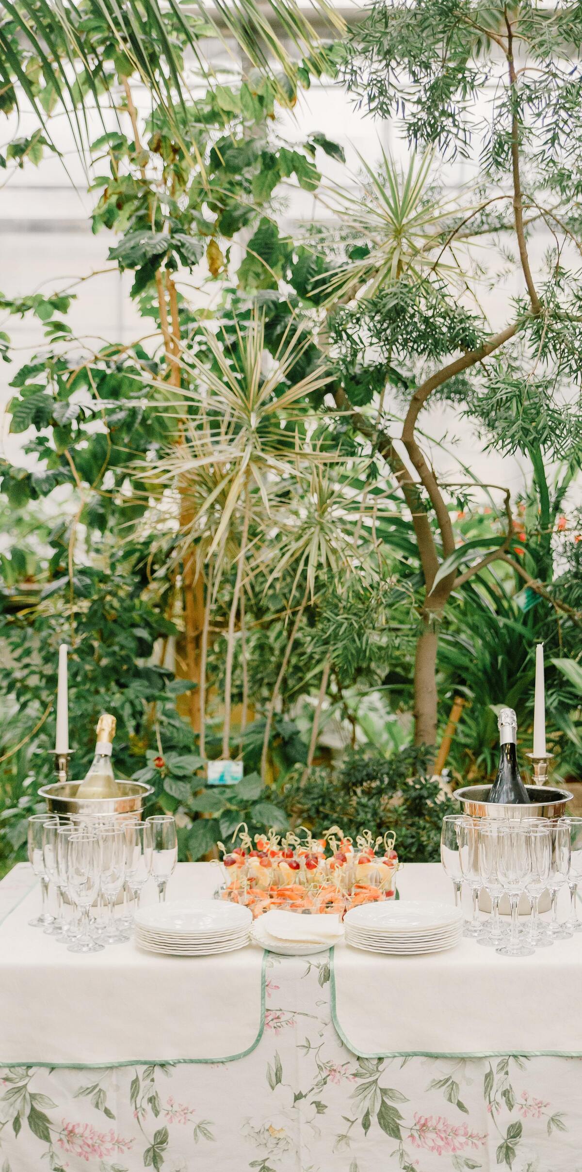 Photo d'un restaurant aménagé avec un massif de plantes exotiques