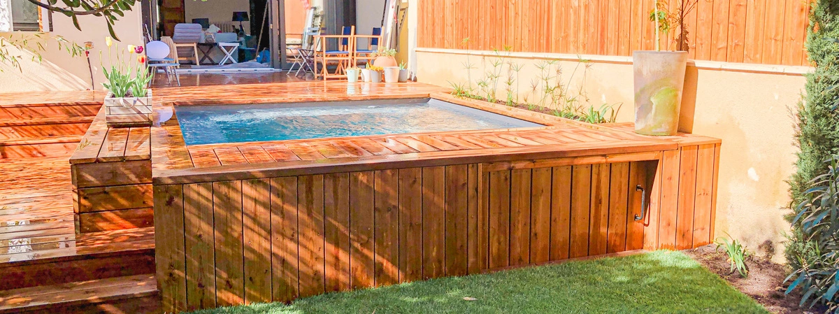 Terrasse en bois Pin US classe IV en bordure de piscine avec réalisation d'un escalier et de jardinière
