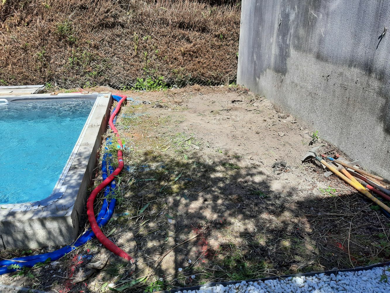 Partie arrière de la piscine où sera posé la terrasse en bois exotique