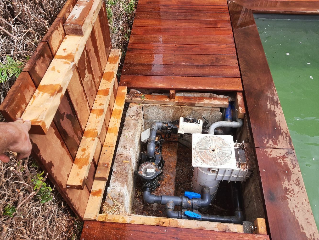 Trappe d'accès au moteur de la piscine intégrée dans la terrasse