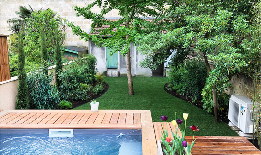 Aménagement d'un espace engazonné et de massifs pour ce petit jardin