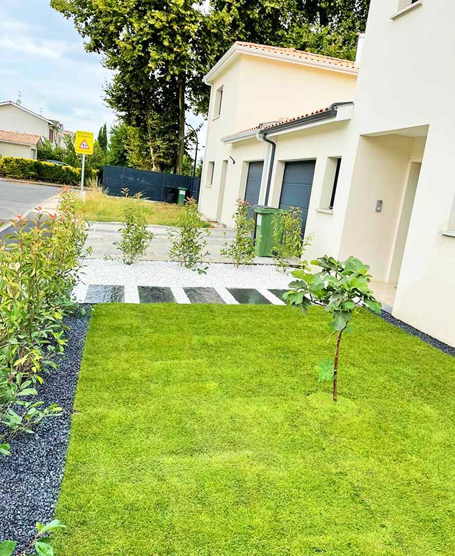 Jardin mditerranen : plantation et gazon en plaque