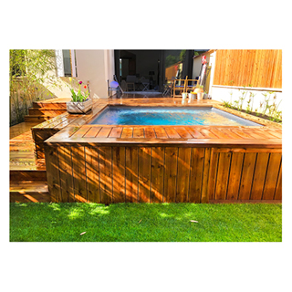 Design de jardin avec piscine et terrasse en bois 