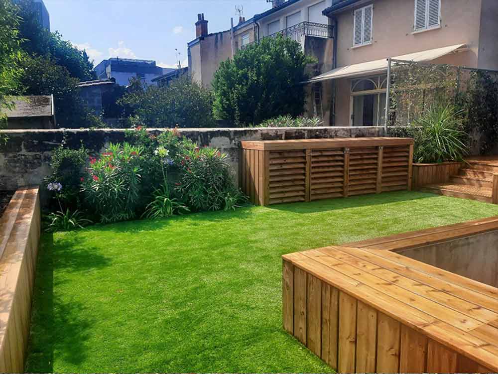 Pose de gazon synthétique, réalisation de jardinière en bois, et d'une terrasse autour de la piscine 