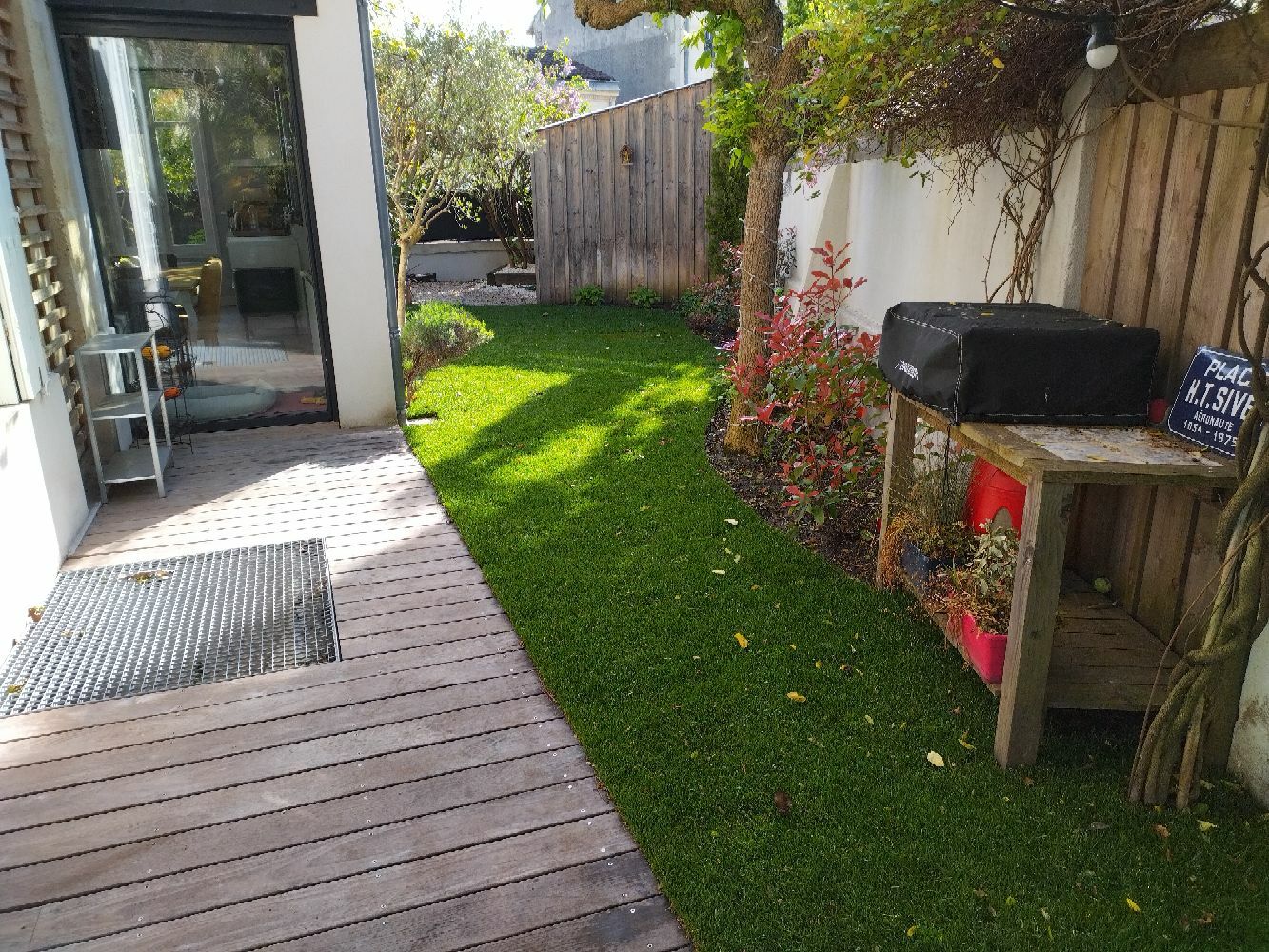 Photo d'un jardin après la pose d'un gazon en plaque