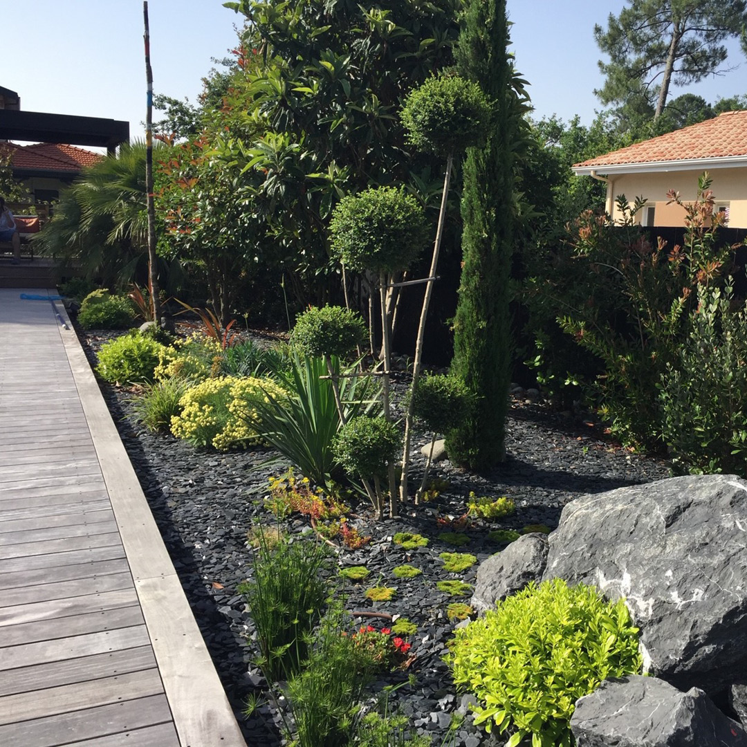 Aménagement de jardin pouvant s'apparenter à du xeroscaping, aménagement de jardin sec