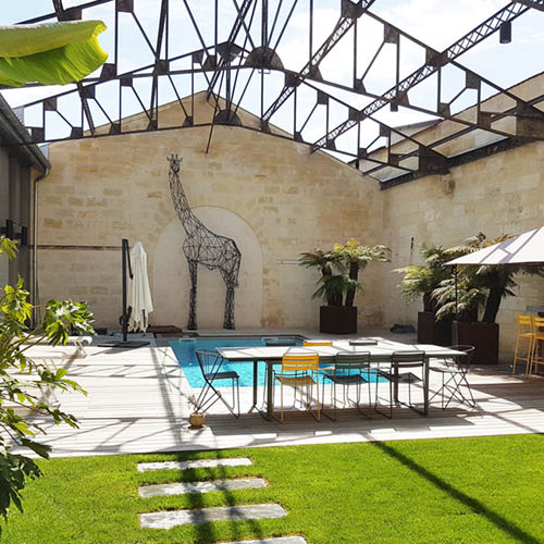 jardin moderne avec du gazon en plaque, une terrasse de piscine, et des plantations