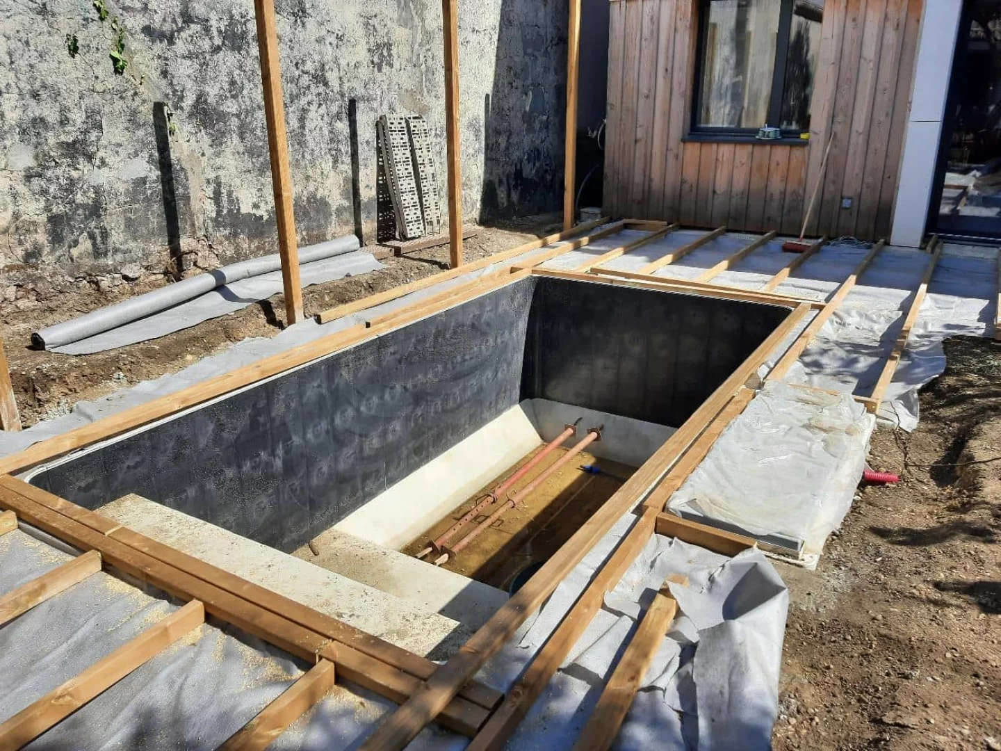 Clture et terrasse bois autour d'une piscine