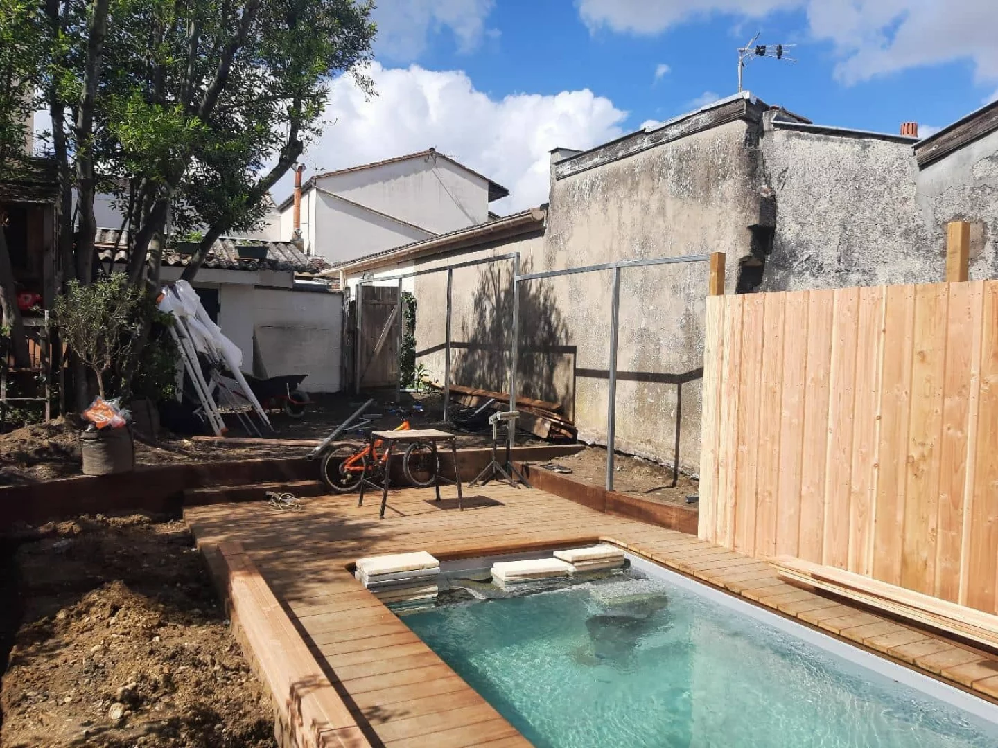 Clture et terrasse bois autour d'une piscine