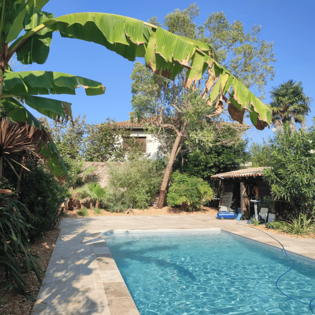 jardin méditerranéen avec piscine