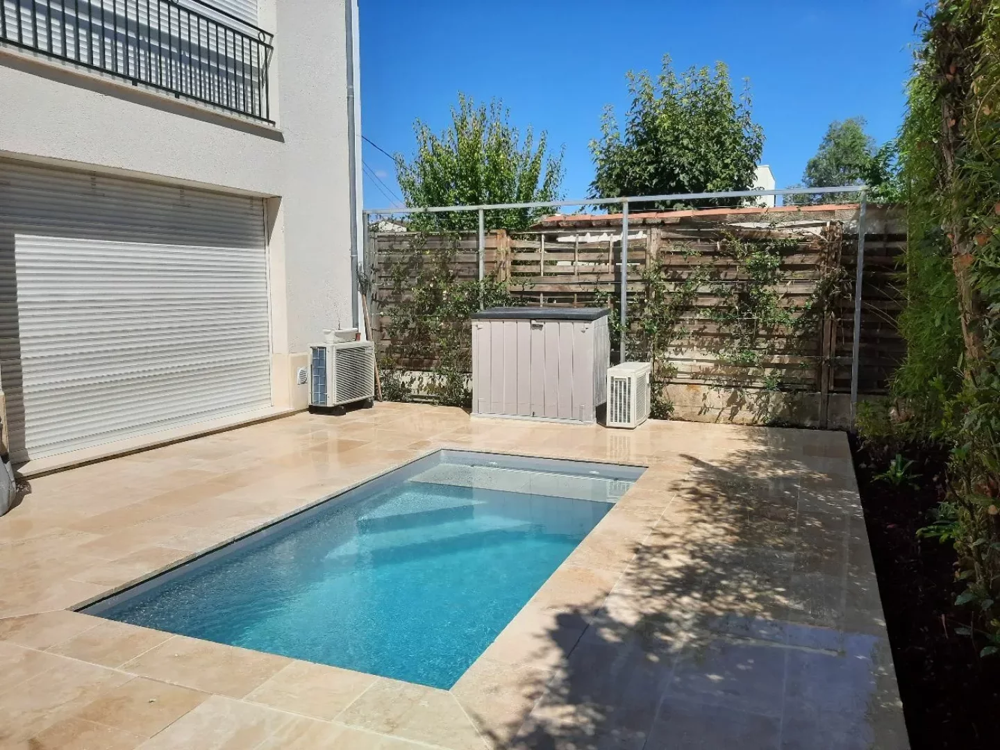 Pose de terrasse travertin beige avec piscine à Bordeaux Cauderan