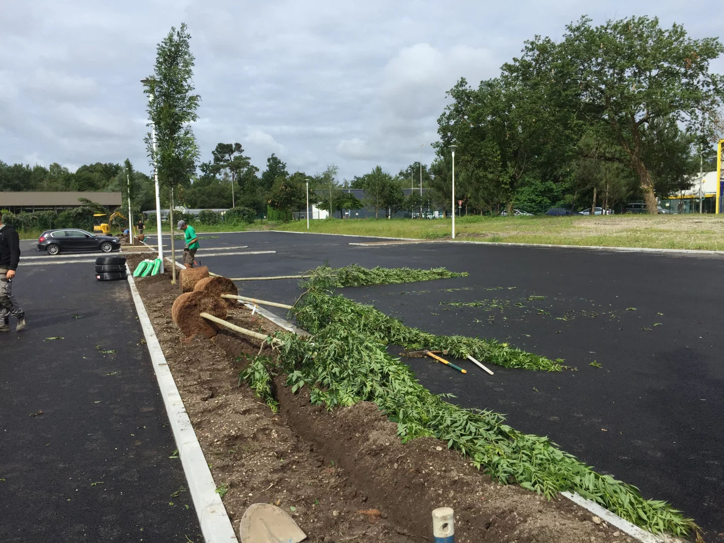 Ralisation des espaces verts dun centre dappel (Canjan)