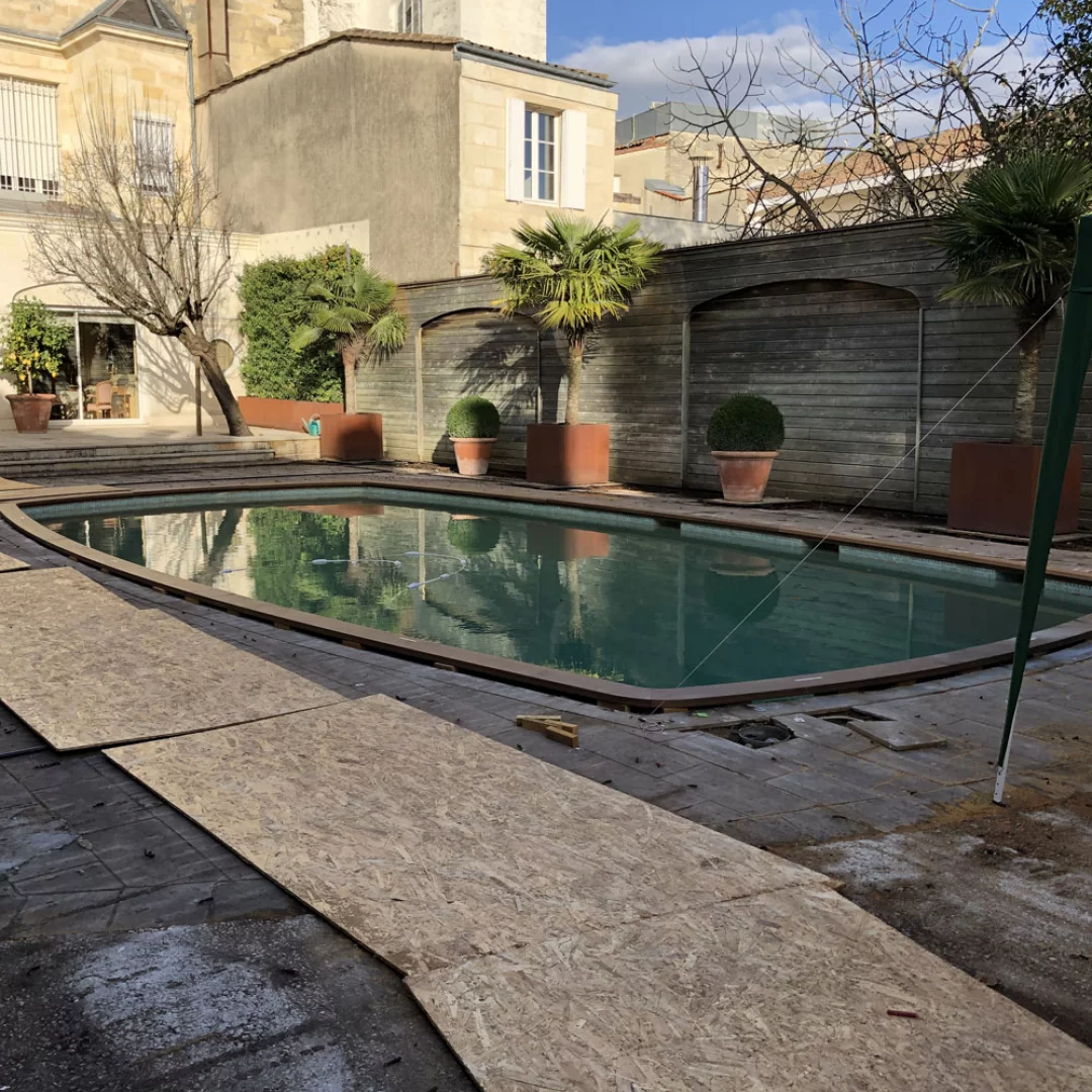 Réalisation d’une terrasse Ipé avec margelles sur mesure (Bordeaux)