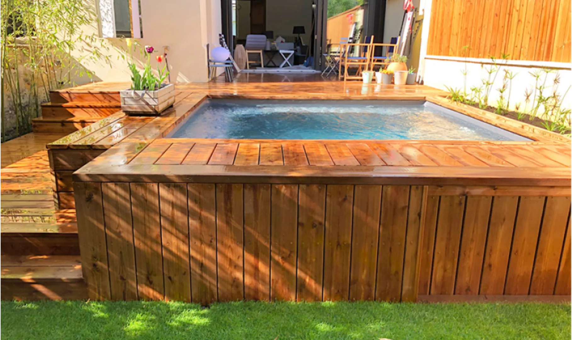 Eclairage extérieur d'une terrasse en bois avec piscine - Réalisations  Eclairage Extérieur