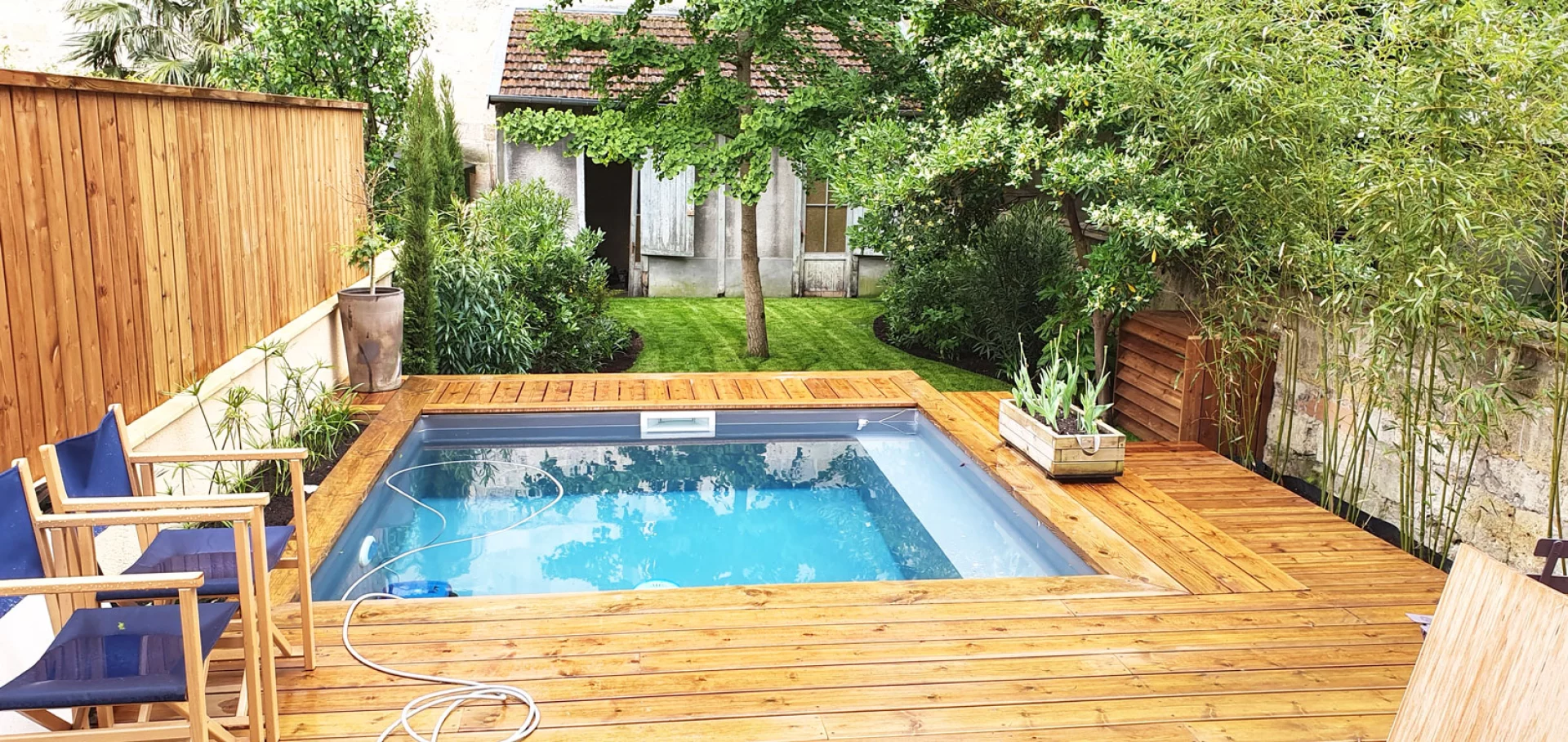 Petit jardin avec piscine terrasse et plantation