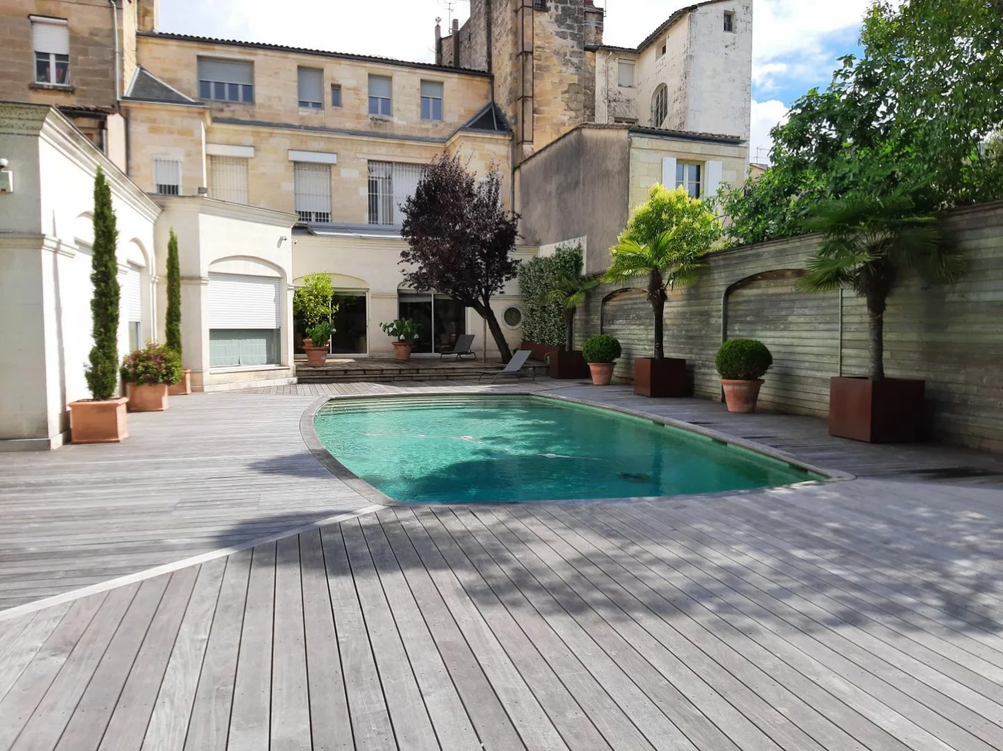 Terrasse Ipé avec margelles sur mesure - Paysagiste Bordeaux