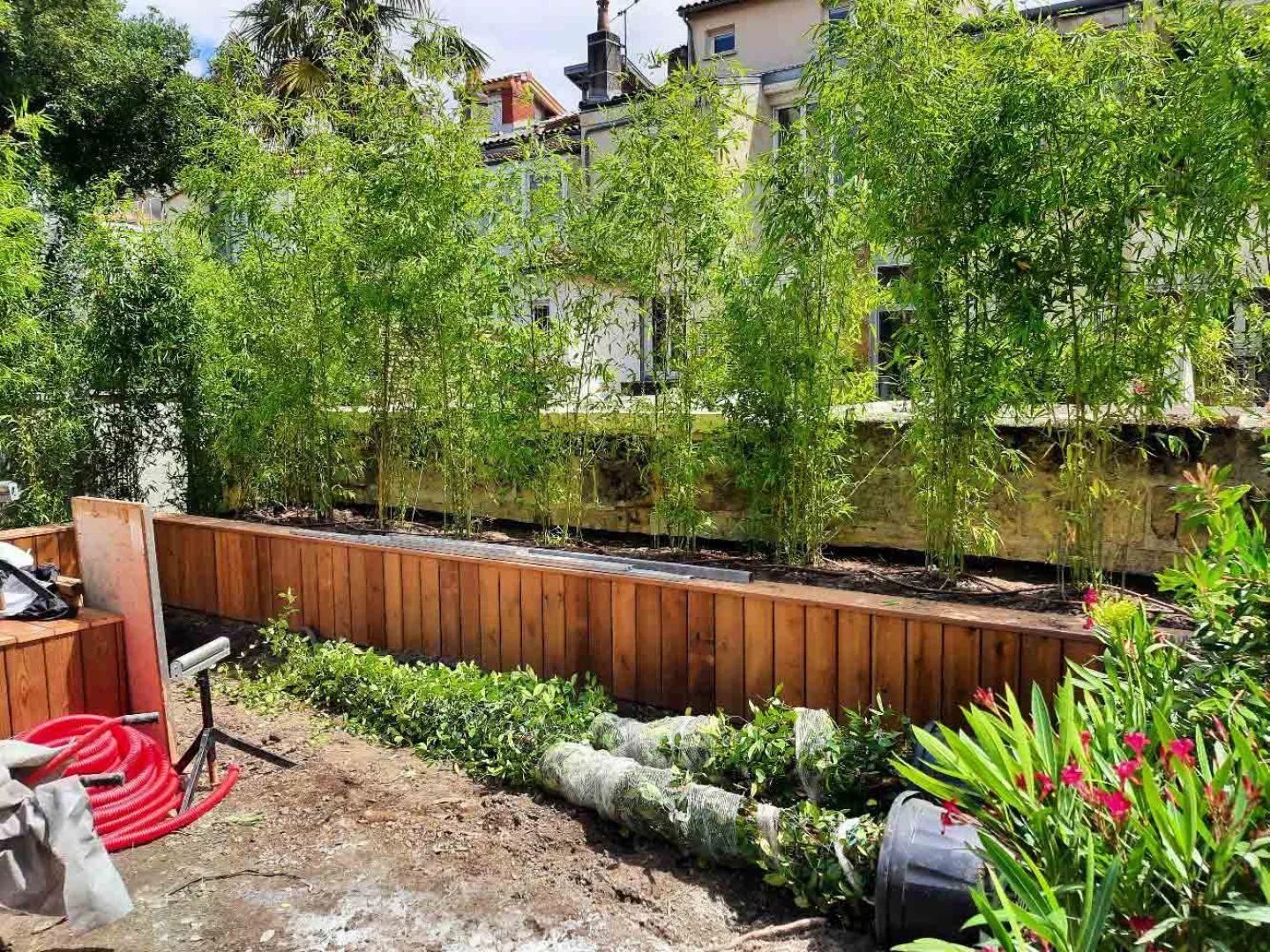 Petit jardin : terrasse et gazon synthtique