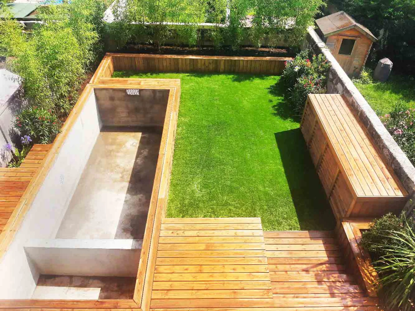 Petit jardin : terrasse et gazon synthtique