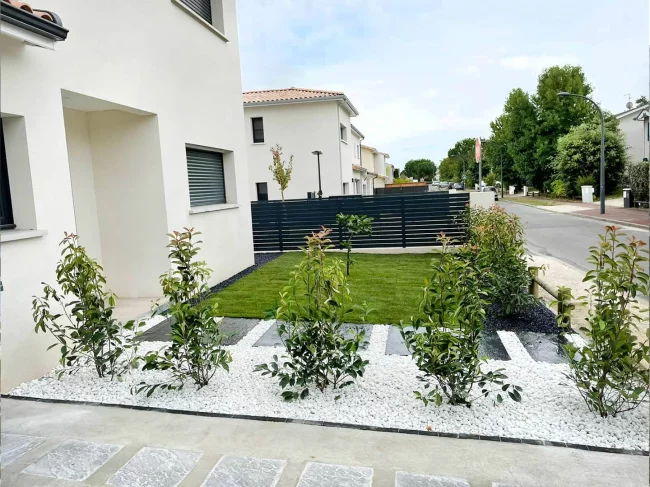 Amnagement d'un jardin style mditerranen, plantation et gazon en plaque