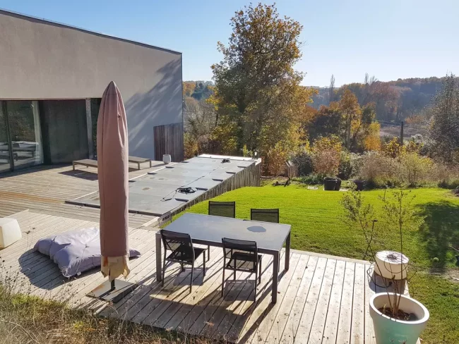 Conception et amnagement d'un jardin en pente avec piscine et terrasse bois