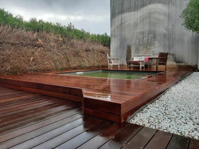 Réalisation d'une terrasse en Merbau autour d'une piscine