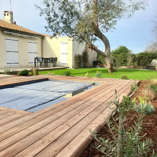 Conception et amnagement de jardin avec des plantes exotiques et une terrasse bois